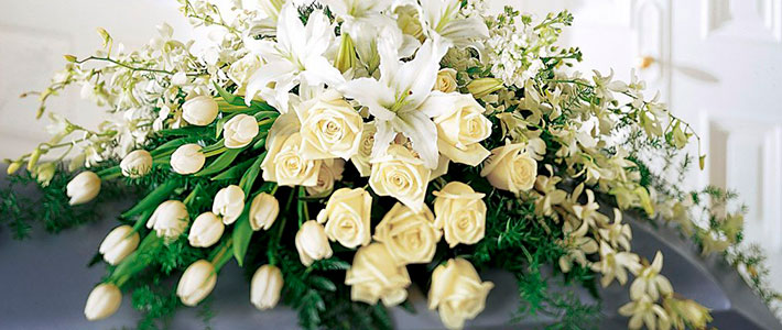 ¿Qué significan las flores en los funerales?